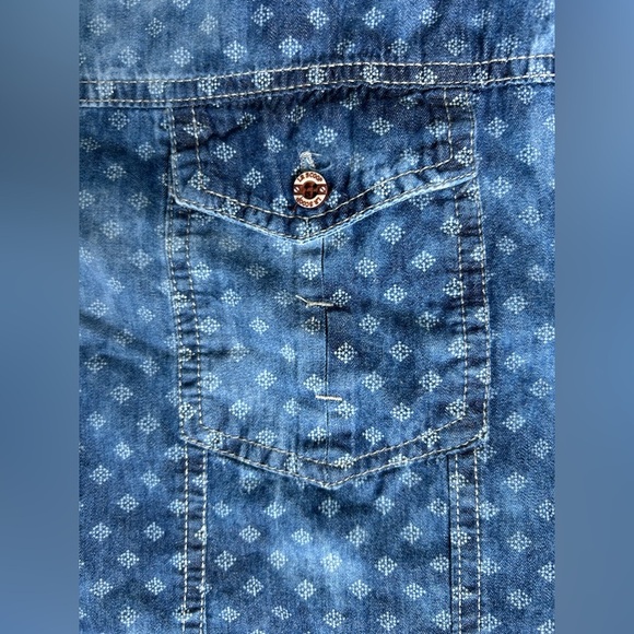 5/$25 LR Scoop Men's Blue Denim Chambray Button up Shirt size medium - Picture 3 of 6